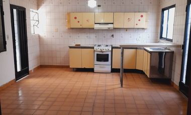 VENTA CASA CON COCHERA- AV. CENTRAL 4224-SMT