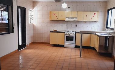 VENTA CASA CON COCHERA- AV. CENTRAL 4224-SMT