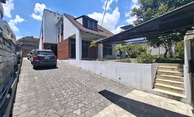 Vendo casa ideal para vivienda o negocio al norte de Quito Av Mariscal Sucre y Marcelo Rivadeneira barrio 23 de Junio Cotocollao a 50 metros del Sta M