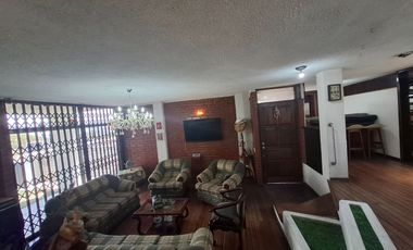 Vendo casa ideal para vivienda o negocio al norte de Quito Av Mariscal Sucre y Marcelo Rivadeneira barrio 23 de Junio Cotocollao a 50 metros del Sta M