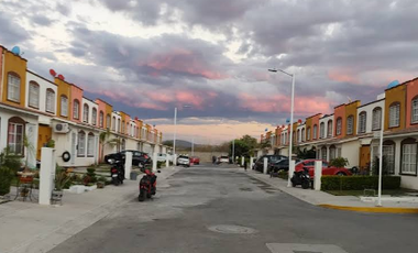 Casa en venta a precio de REMATE en Fracc. La Toscana Iguala Guerrero, ¡compra directa con el banco, no se aceptan créditos!