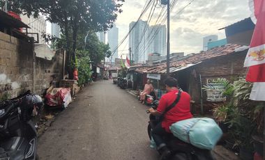 Rumah hitung Tanah Akses 2 mobil, cocok untuk usaha Kos Kosan, Parkir mobil dan motor di Samping Mall Kota Kasablanka Tebet