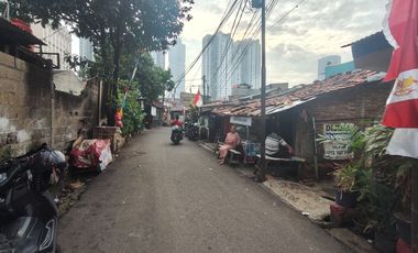 Rumah hitung Tanah Akses 2 mobil, cocok untuk usaha Kos Kosan, Parkir mobil dan motor di Samping Mall Kota Kasablanka Tebet