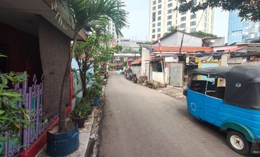 Rumah hitung Tanah Akses 2 mobil, cocok untuk usaha Kos Kosan, Parkir mobil dan motor di Samping Mall Kota Kasablanka Tebet