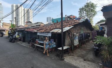 Rumah hitung Tanah Akses 2 mobil, cocok untuk usaha Kos Kosan, Parkir mobil dan motor di Samping Mall Kota Kasablanka Tebet