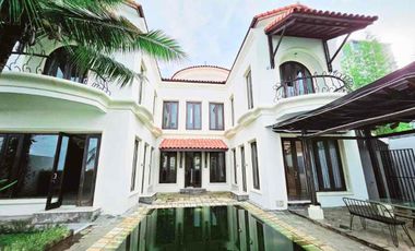 Di jual / sewa rumah mewah view laut bisa parkir yatch pribadi 4 kamar tidur luas tanah 650 m2 ada kolam dan garasi 3 mobil harga jual 40 M di pantai mutiara pluit jakarta utara