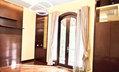 Di jual / sewa rumah mewah view laut bisa parkir yatch pribadi 4 kamar tidur luas tanah 650 m2 ada kolam dan garasi 3 mobil harga jual 40 M di pantai mutiara pluit jakarta utara