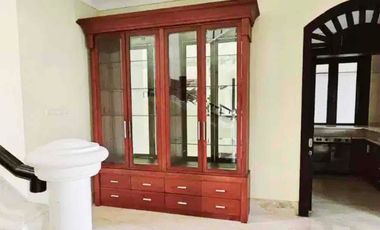 Di jual / sewa rumah mewah view laut bisa parkir yatch pribadi 4 kamar tidur luas tanah 650 m2 ada kolam dan garasi 3 mobil harga jual 40 M di pantai mutiara pluit jakarta utara