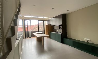 Disewa Rumah Modern 3 Lantai dengan Desain Modern & Bright, Fully Furnished, di Kemang Utara