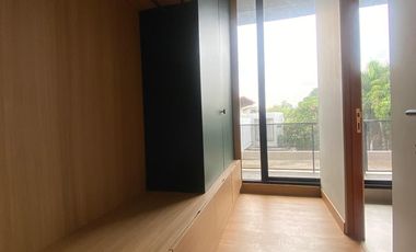 Disewa Rumah Modern 3 Lantai dengan Desain Modern & Bright, Fully Furnished, di Kemang Utara