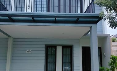 Rumah desain American Clasic dengan Balkon Full Furnished di Sidoarjo