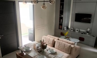 Rumah desain American Clasic dengan Balkon Full Furnished di Sidoarjo