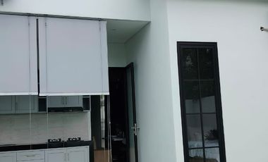 Rumah desain American Clasic dengan Balkon Full Furnished di Sidoarjo