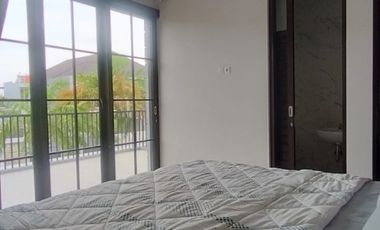 Rumah desain American Clasic dengan Balkon Full Furnished di Sidoarjo