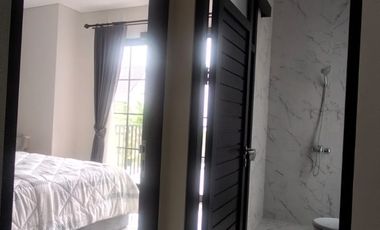 Rumah desain American Clasic dengan Balkon Full Furnished di Sidoarjo