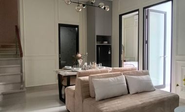 Rumah desain American Clasic dengan Balkon Full Furnished di Sidoarjo