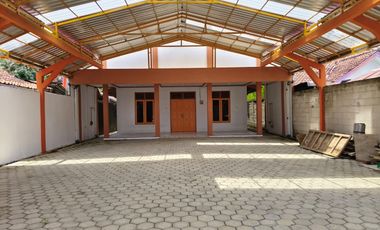 Disewakan Rumah Bangunan Baru Halaman Parkir 8 Mobil Area Purwokerto Selatan