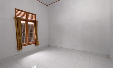 Disewakan Rumah Bangunan Baru Halaman Parkir 8 Mobil Area Purwokerto Selatan