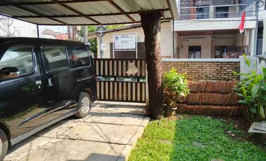 Rumah Kontrakan pinggir jalan 2 mobil di Condet