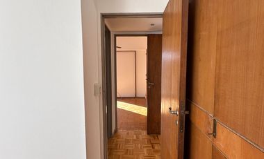 SE ALQUILA DEPARTAMENTO DOS DORMITORIOS CON COCHERA. EXCELENTE UBICACION