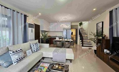 Overlooking House for sale in Teresa Heights