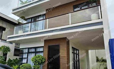 Overlooking House for sale in Teresa Heights