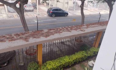 Tipo casita vista a calle con cochera vendo amplio departamento en Los Almendros La Molina. Vende SILVIA LARA REALTY