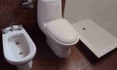 Tipo casita vista a calle con cochera vendo amplio departamento en Los Almendros La Molina. Vende SILVIA LARA REALTY