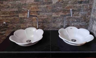 Tipo casita vista a calle con cochera vendo amplio departamento en Los Almendros La Molina. Vende SILVIA LARA REALTY