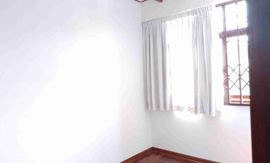 Tipo casita vista a calle con cochera vendo amplio departamento en Los Almendros La Molina. Vende SILVIA LARA REALTY