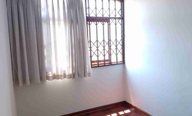 Tipo casita vista a calle con cochera vendo amplio departamento en Los Almendros La Molina. Vende SILVIA LARA REALTY