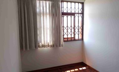 Tipo casita vista a calle con cochera vendo amplio departamento en Los Almendros La Molina. Vende SILVIA LARA REALTY