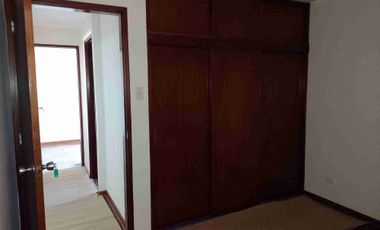 Tipo casita vista a calle con cochera vendo amplio departamento en Los Almendros La Molina. Vende SILVIA LARA REALTY