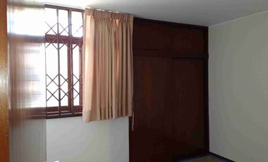 Tipo casita vista a calle con cochera vendo amplio departamento en Los Almendros La Molina. Vende SILVIA LARA REALTY