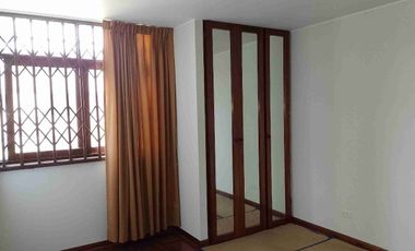 Tipo casita vista a calle con cochera vendo amplio departamento en Los Almendros La Molina. Vende SILVIA LARA REALTY