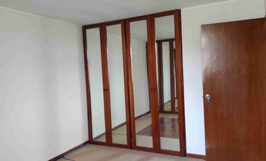 Tipo casita vista a calle con cochera vendo amplio departamento en Los Almendros La Molina. Vende SILVIA LARA REALTY