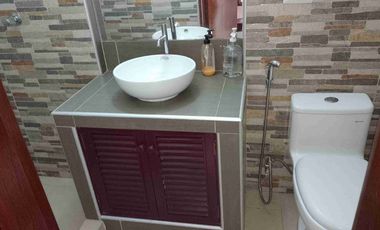 Tipo casita vista a calle con cochera vendo amplio departamento en Los Almendros La Molina. Vende SILVIA LARA REALTY