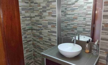 Tipo casita vista a calle con cochera vendo amplio departamento en Los Almendros La Molina. Vende SILVIA LARA REALTY