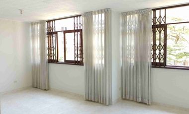 Tipo casita vista a calle con cochera vendo amplio departamento en Los Almendros La Molina. Vende SILVIA LARA REALTY