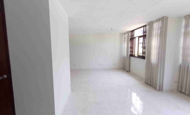 Tipo casita vista a calle con cochera vendo amplio departamento en Los Almendros La Molina. Vende SILVIA LARA REALTY