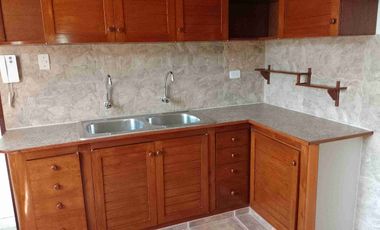 Tipo casita vista a calle con cochera vendo amplio departamento en Los Almendros La Molina. Vende SILVIA LARA REALTY