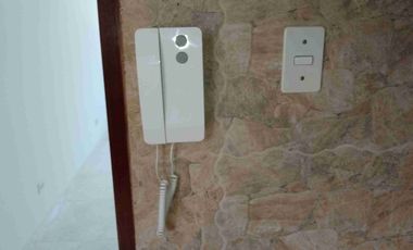 Tipo casita vista a calle con cochera vendo amplio departamento en Los Almendros La Molina. Vende SILVIA LARA REALTY