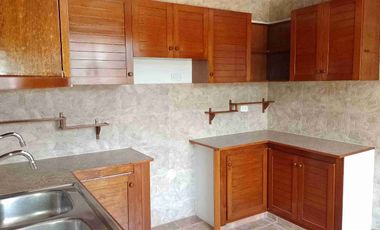 Tipo casita vista a calle con cochera vendo amplio departamento en Los Almendros La Molina. Vende SILVIA LARA REALTY