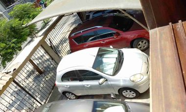 Tipo casita vista a calle con cochera vendo amplio departamento en Los Almendros La Molina. Vende SILVIA LARA REALTY