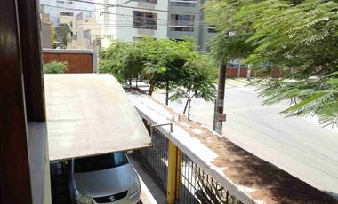 Tipo casita vista a calle con cochera vendo amplio departamento en Los Almendros La Molina. Vende SILVIA LARA REALTY