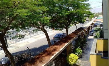 Tipo casita vista a calle con cochera vendo amplio departamento en Los Almendros La Molina. Vende SILVIA LARA REALTY