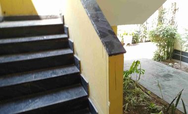 Tipo casita vista a calle con cochera vendo amplio departamento en Los Almendros La Molina. Vende SILVIA LARA REALTY