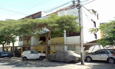 Tipo casita vista a calle con cochera vendo amplio departamento en Los Almendros La Molina. Vende SILVIA LARA REALTY