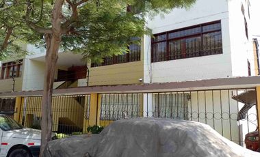 Tipo casita vista a calle con cochera vendo amplio departamento en Los Almendros La Molina. Vende SILVIA LARA REALTY