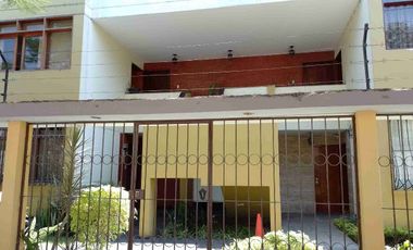 Tipo casita vista a calle con cochera vendo amplio departamento en Los Almendros La Molina. Vende SILVIA LARA REALTY